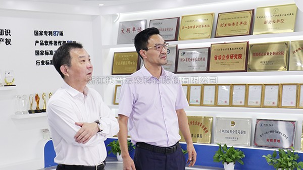 荆门市农业村落局党组书记、局长柴世民一行光临麻将胡了参观调查