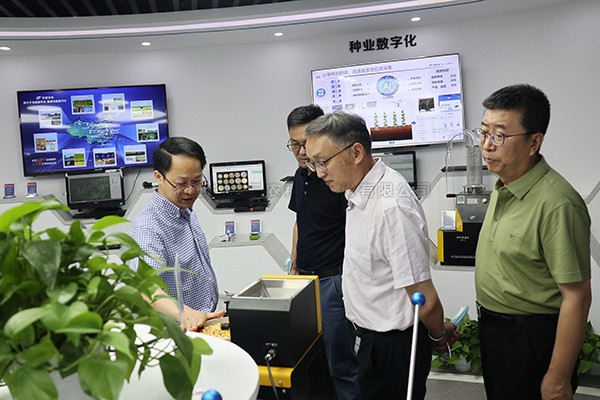 农业村落部信息中心主任王幼兵一行光临麻将胡了调查调研