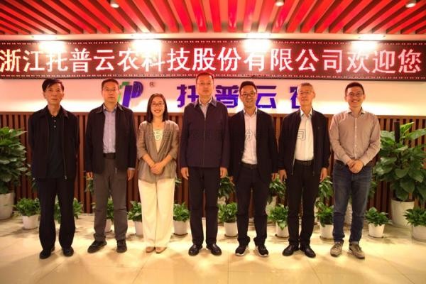 内蒙古自治区农牧业技术推广中心主任胡有林一行赴麻将胡了调查调研