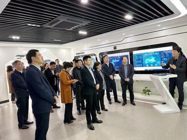 安徽省泸州市萧县县委副书记、县长朱新华等一行光临麻将胡了走访调研