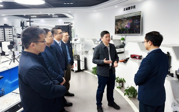 广西村落投资集团有限公司党委书记、董事长廖应灿一行光临麻将胡了调研参观