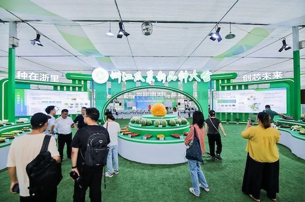 种在浙里，，，，，，创芯将来丨麻将胡了亮相2025浙江瓜菜新种类大会