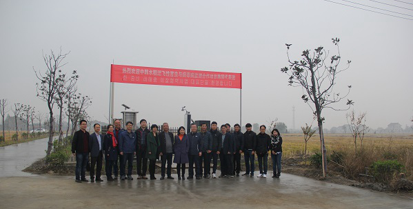 麻将胡了副总经理朱旭华（左二）为调查团一行具体介绍了水稻病虫害绿色防控设备