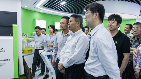 全国农技中心党委书记魏启文一行参观麻将胡了展厅