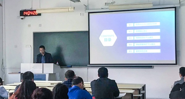 麻将胡了营销中心副总监龙捷频为培训班作内容解说