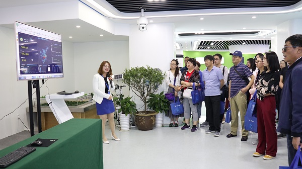 培训班听取麻将胡了业务人员解说产供销一体化模式