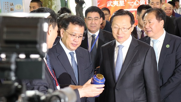 农业村落部部长韩长赋（右）、浙江省省长袁家军（左）巡馆现场