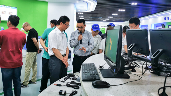 谢主任一行参观麻将胡了展厅