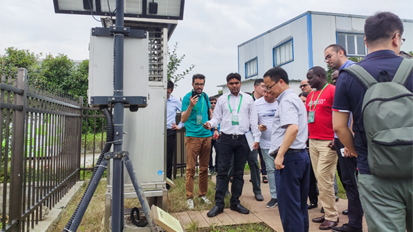 多个国度农业辅导与专家在观摩钻研