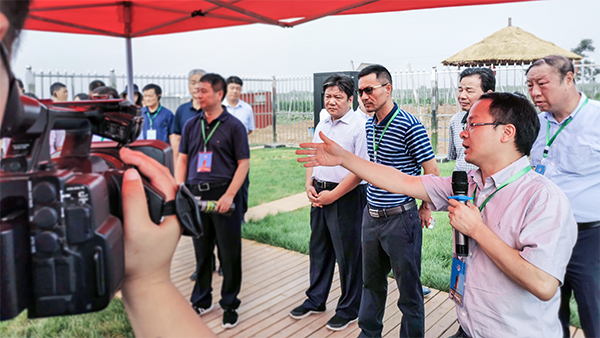 魏书记现场参观病虫疫情沉点监测站并听取介绍