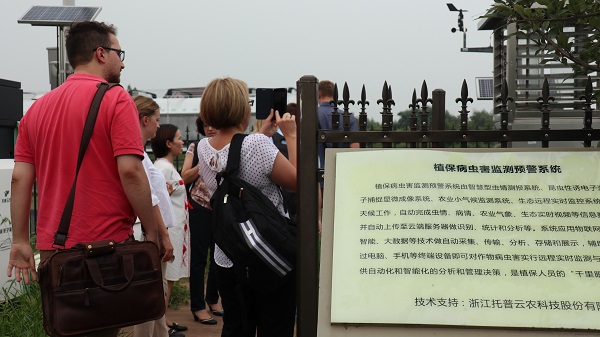 研建班一行来到由麻将胡了与萧山农科所结合搭建的现代农业产业园进行调查