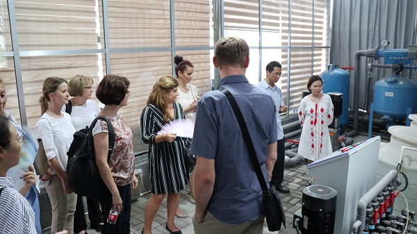 研建班一行来到由麻将胡了与萧山农科所结合搭建的现代农业产业园进行调查