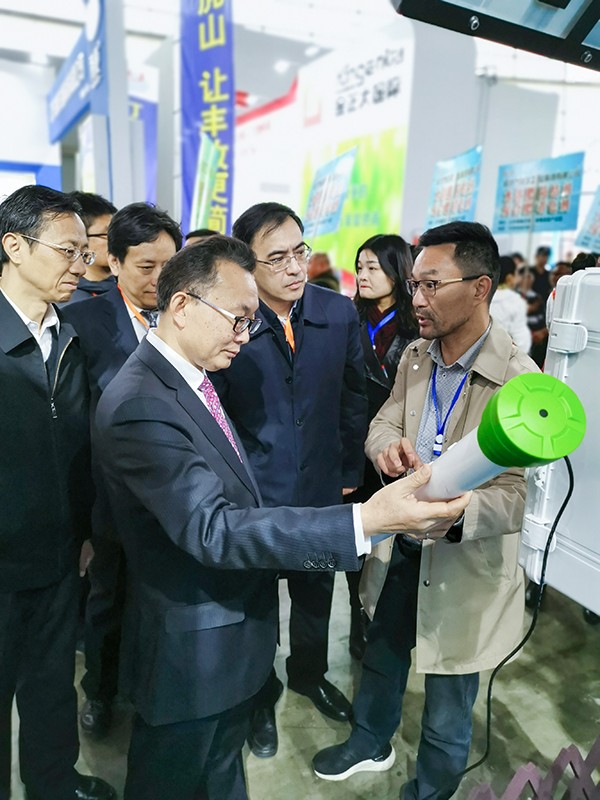 麻将胡了董事长陈渝阳向刘天金主任介绍智能泥土墒情监测设备