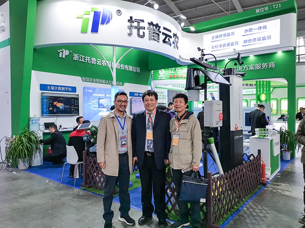 全国农业技术推广服务中心高祥照总农艺师（中）甘肃省耕地质量设治理总站刘健书记（右）