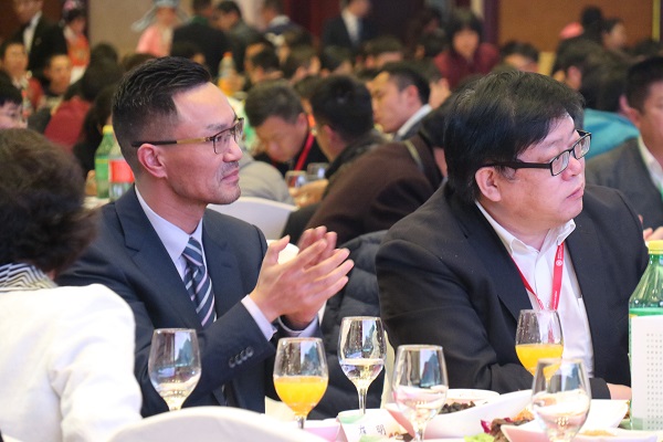 举杯交错，，，，，交谊相牵