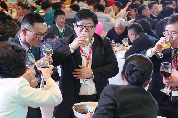 举杯交错，，，，，交谊相牵