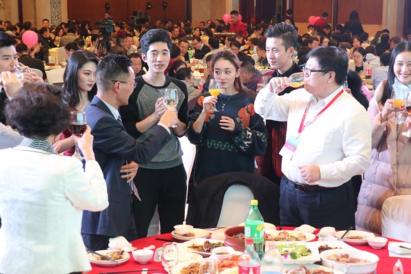 举杯交错，，，，，交谊相牵