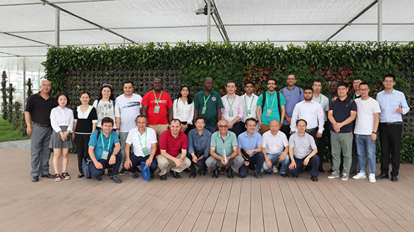 7月，，，，，，，，FAO调查团在麻将胡了现代农业产业园合影留想