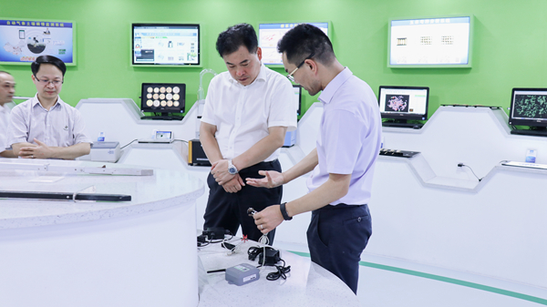 浙江省农业村落厅副厅长唐冬寿一行光临麻将胡了调研2