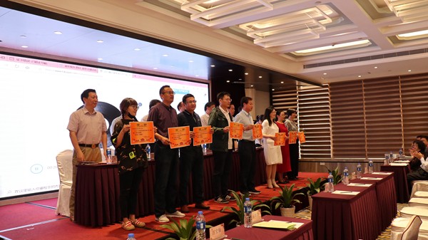 赞美先进集体和先进幼我