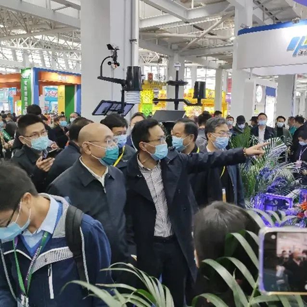 农业村落部种植业治理司潘文博司长、全国农技中心魏启文主任、中国农业技术推广协会陈生斗会长一行光临麻将胡了展位