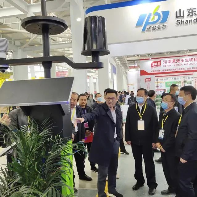 陈渝阳董事长向魏启文主任、陈生斗会长一行介绍新型形象监测系统