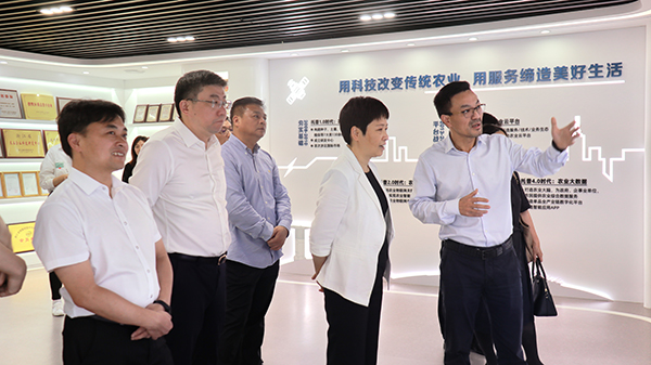 省科技厅党组书记何杏仁一行赴麻将胡了调研农业科技工作