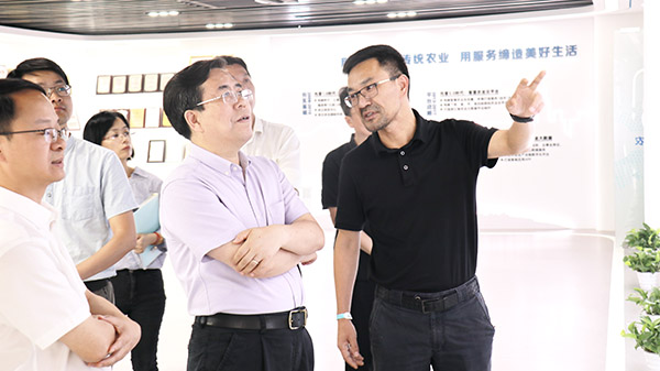 应义斌教授一行参观麻将胡了数字三农展厅