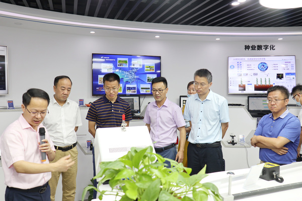 与会专家辅导参观麻将胡了数字三农展厅