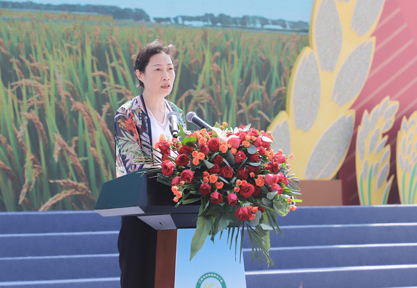 江西省委农办主任、省农业村落厅党组书记、厅长江枝英颁发讲话