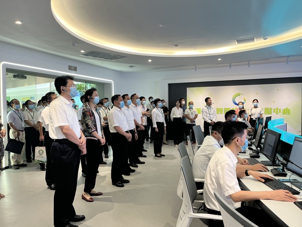 与会专家辅导参观麻将胡了支持构建的智慧种业服务平台