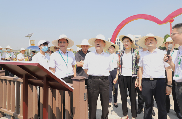 与会专家辅导参观麻将胡了支持构建的智慧种业服务平台