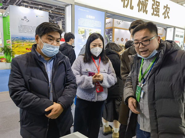 浙江省农技推广中心副主任吴海平（左一），，，，，，，，副主任金晶（中）_副本.jpg