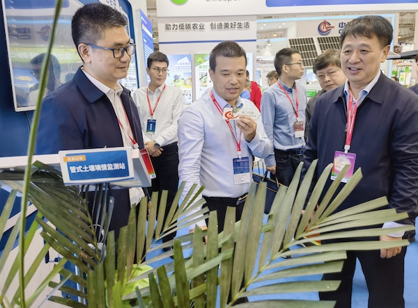 2-全国农业技术推广服务中心主任魏启文，，，，，，，中国农业科学院蔬菜花草钻研所所长张友军，，，，，，，全国农业技术推广服务中心节水处处长吴勇一行的副本.jpg